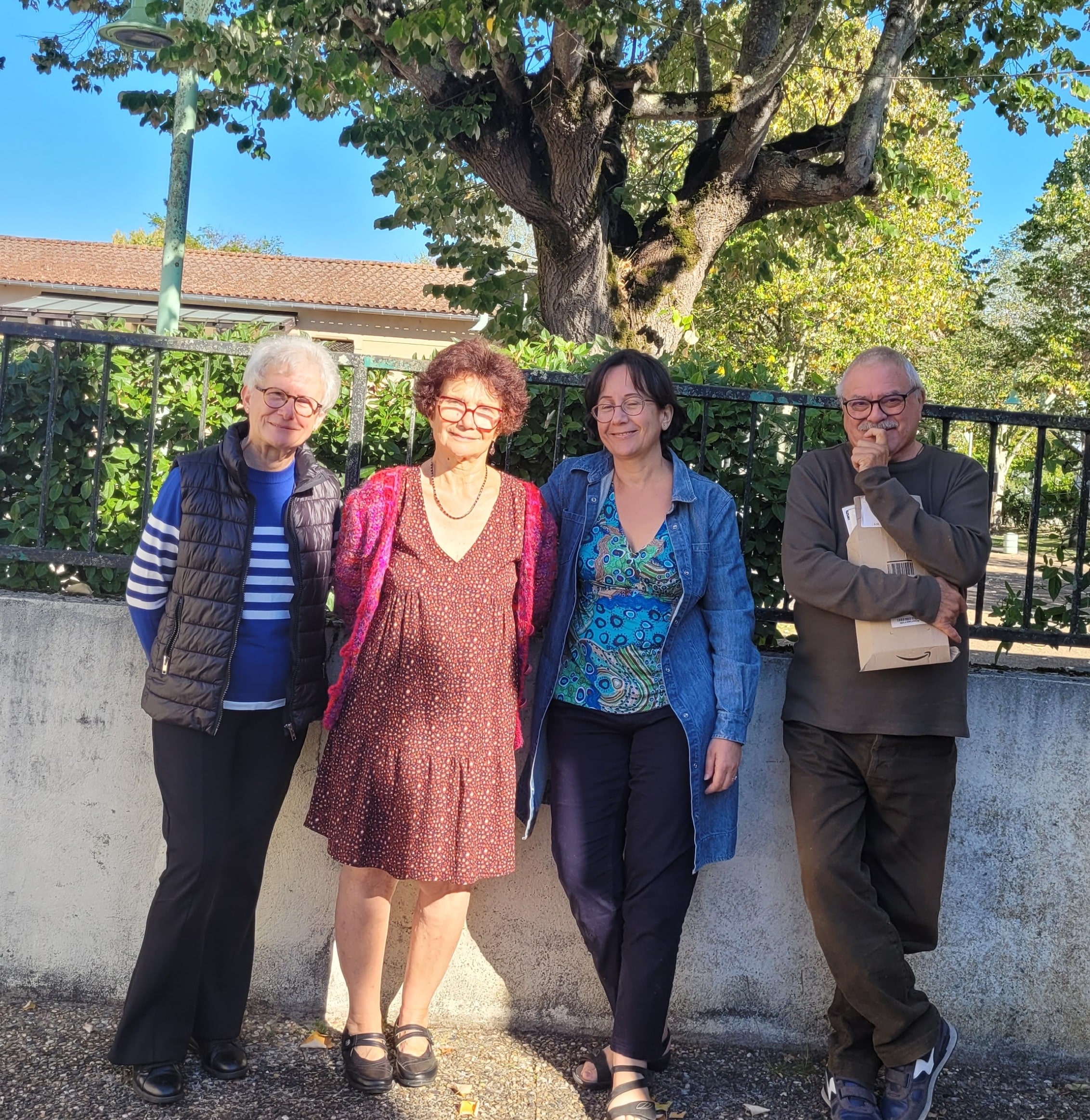 bureau des livres et nous